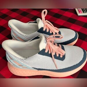 Kizik Women’s Athens - Bahama. Hands free, step in shoe! Like NEW!